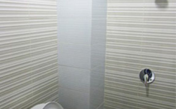 Bathroom di J Residence