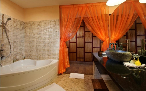 Bathroom di Jungle Retreat By Kupu Kupu Barong