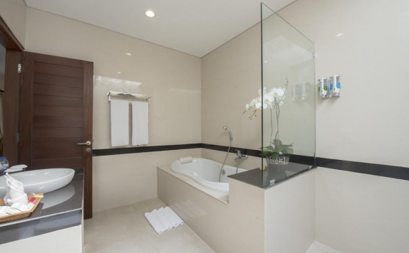 Tampilan Bathroom Hotel di Kadiga Villas Ubud