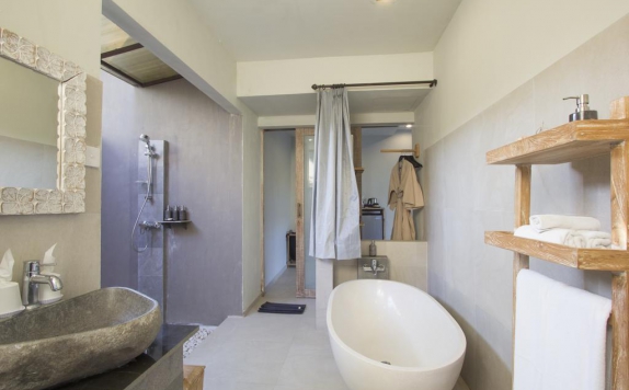 Tampilan Bathroom Hotel di Kajane Tulamben Villas