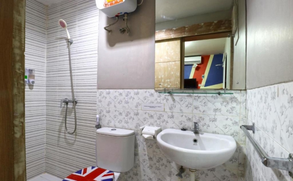 bathroom di Kamariska Hostel