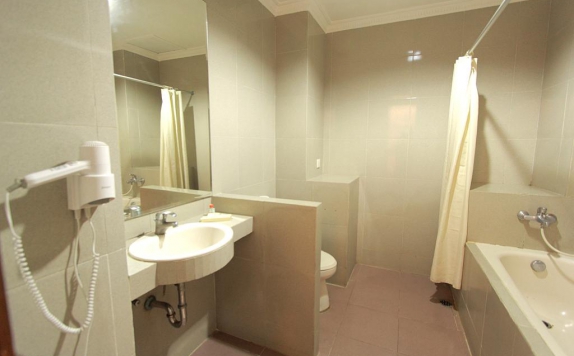 Bathroom di Karang Setra Hotel Spa & Cottages