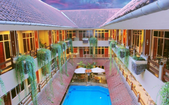 swiming pool di Karthi Hotel