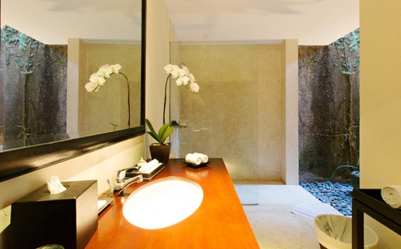 Tampilan Bathroom Hotel di Kayumanis Sanur Privatre Villa and Spa