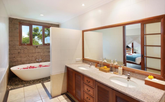 Tampilan Bathroom Hotel di Kecapi Villa