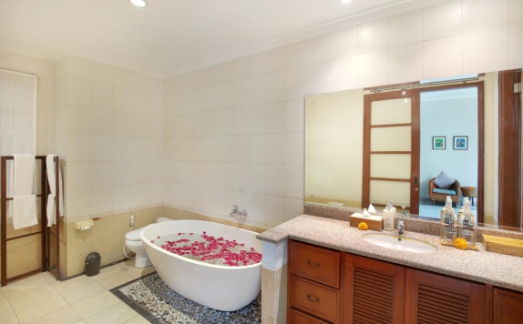 Tampilan Bathroom Hotel di Kecapi Villa