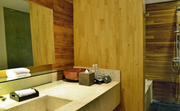Tampilan Bathroom Hotel di Kei Villas