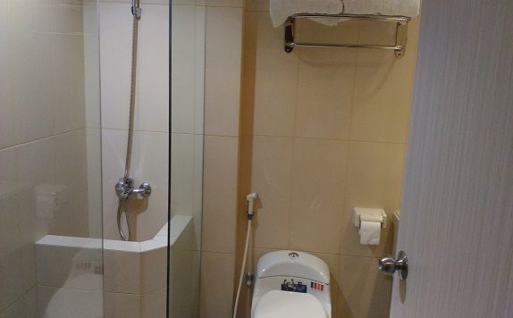 bathroom di Kharisma International Hotel