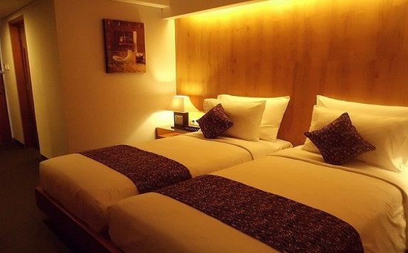 twin bed room di Kharisma International Hotel