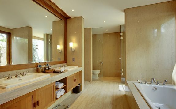 One Bedroom Private Pool Villa Bathroom di KoenoKoeni Villa