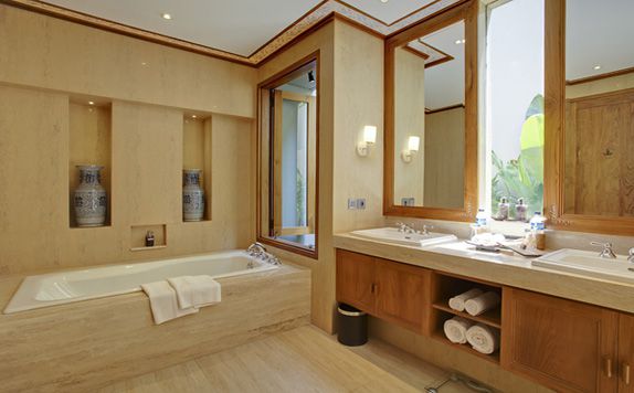 Three Bedroom Private Pool Villa Bathroom di KoenoKoeni Villa