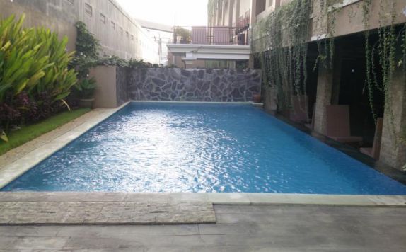 swimming pool di Koi Hotel and Residence