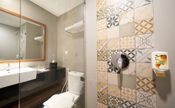 Tampilan Bathroom Hotel di Kokoon Hotel Surabaya