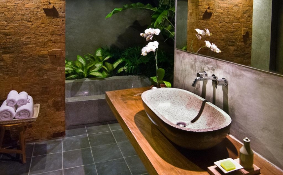 Tampilan Bathroom Hotel di Komea Villas