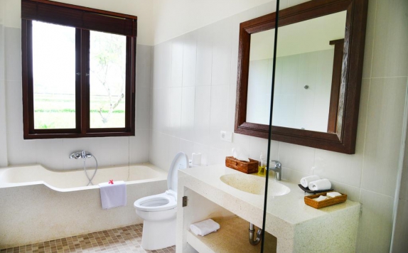 Tampilan Bathroom Hotel di Kubu Bali Baik Villa and Resort
