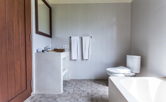 Tampilan Bathroom Hotel di Kubu Bali Baik Villa and Resort