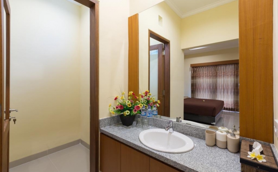 Tampilan Bathroom Hotel di Kubu Petitenget Suite