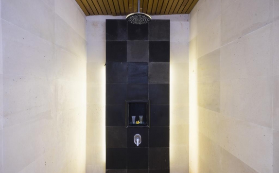 Tampilan Bathroom Hotel di Kunti Villas