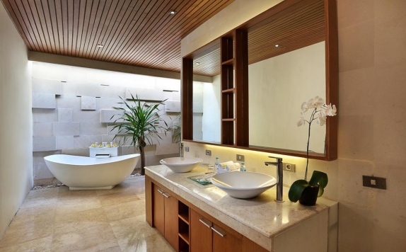 Tampilan Bathroom Hotel di Kunti Villas