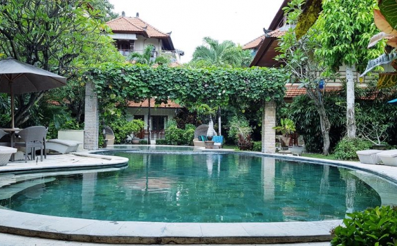 Swimming pool di Kusnadi Hotel