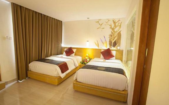 guest room twin bed di Kuta Beach Club