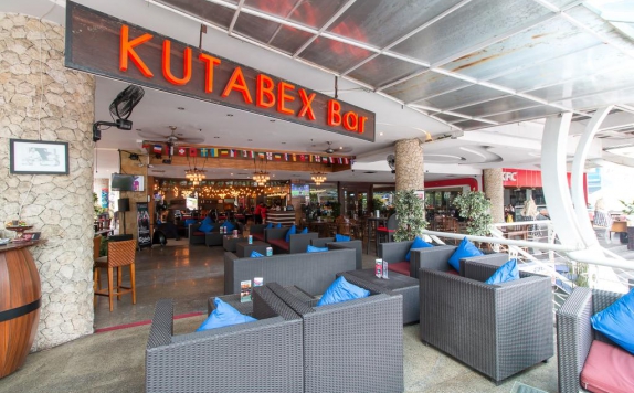 Bar di Kutabex Beach Front Hotel