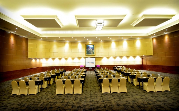 Meeting Room di Kutabex Beachfront Hotel