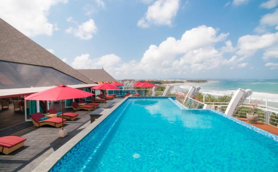 Swimming Pool di Kutabex Beach Front Hotel