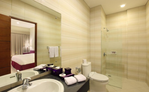 Bathroom di Kuta Central Park Hotel