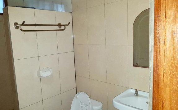 Tampilan Bathroom Hotel di Kuta Cove Hotel