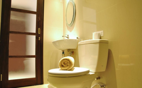 Bathroom di Kuta Sari House