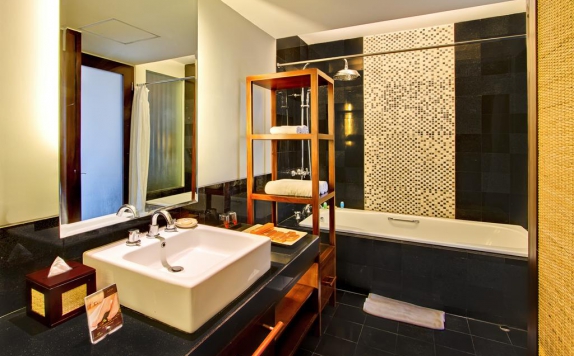 Tampilan Bathroom Hotel di Kuta Seaview