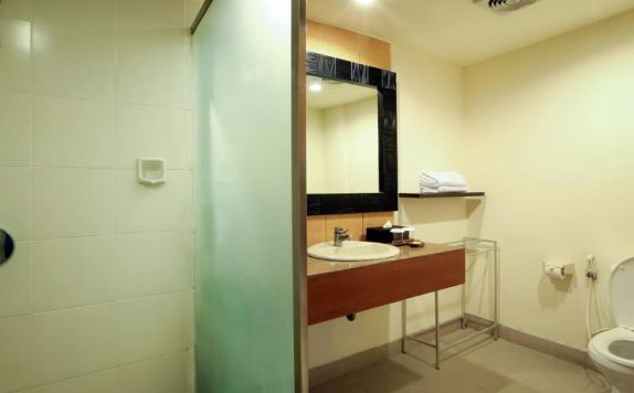 bathroom di Kuta Station Hotel & Spa