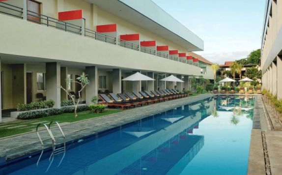 swimming pool di Kuta Station Hotel & Spa