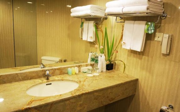 Bathroom di Kyriad Hotel Bumiminang