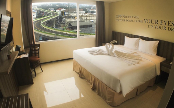 Tampilan Bedroom Hotel di Kyriad Metro Cipulir