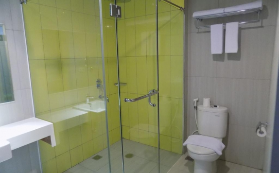 Bathroom di Kyriad Pesonna Malioboro Yogyakarta