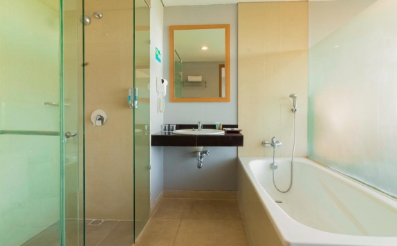 Tampilan Bathroom Hotel di Kyriad Royal Seminyak Bali