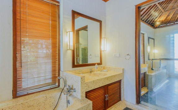 Bathroom di Kyriad Villa and Hotel Seminyak