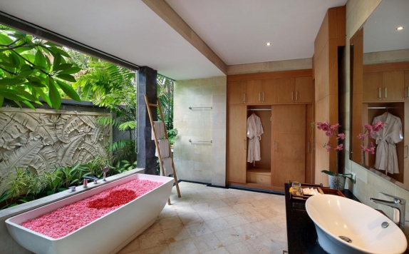 Bathroom di The Bali Management Villas