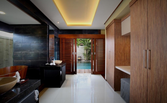 Tampilan Bathroom Hotel di Lalasa Villa