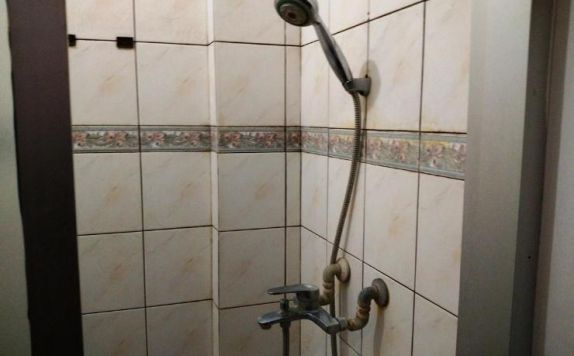 Shower Hotel di Lambitu Hotel Bima