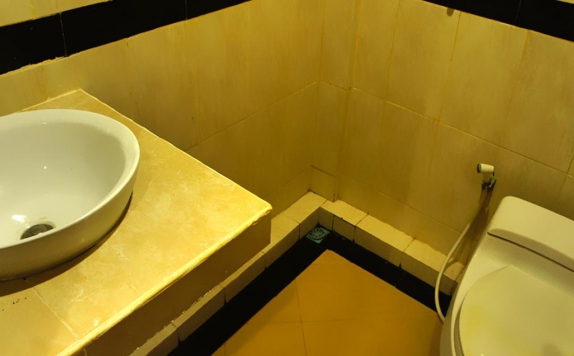 Tampilan Bathroom Hotel di La Mulya Guest House