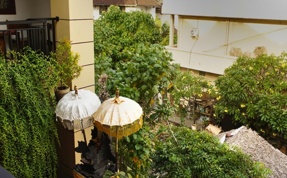 Tampilan Taman Hotel di La Mulya Guest House