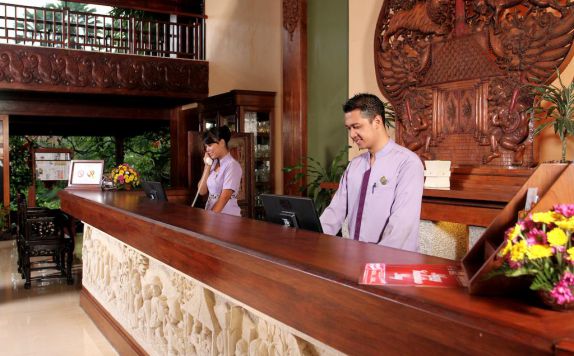 receptionist di Laras Asri Resort & Spa