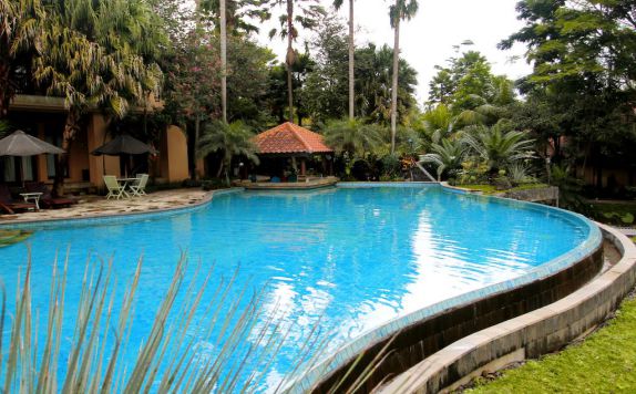 swiming pool di Laras Asri Resort & Spa
