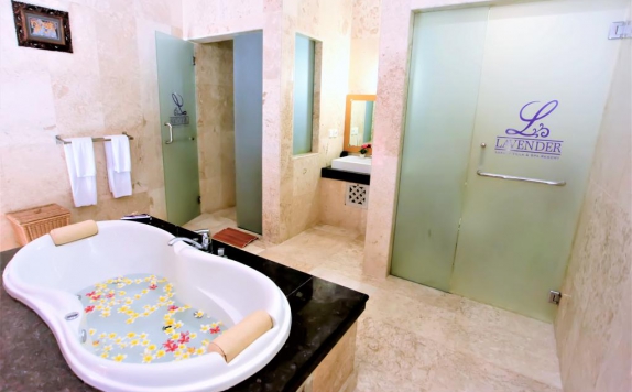 Tampilan Bathroom Hotel di Lavender Villa & Spa