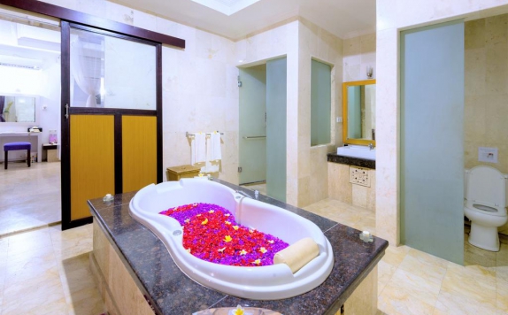 Tampilan Bathroom Hotel di Lavender Villa & Spa