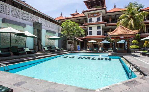 swiming pool di La Walon Hotel
