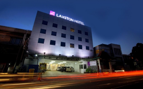 Front view di Laxston Hotel